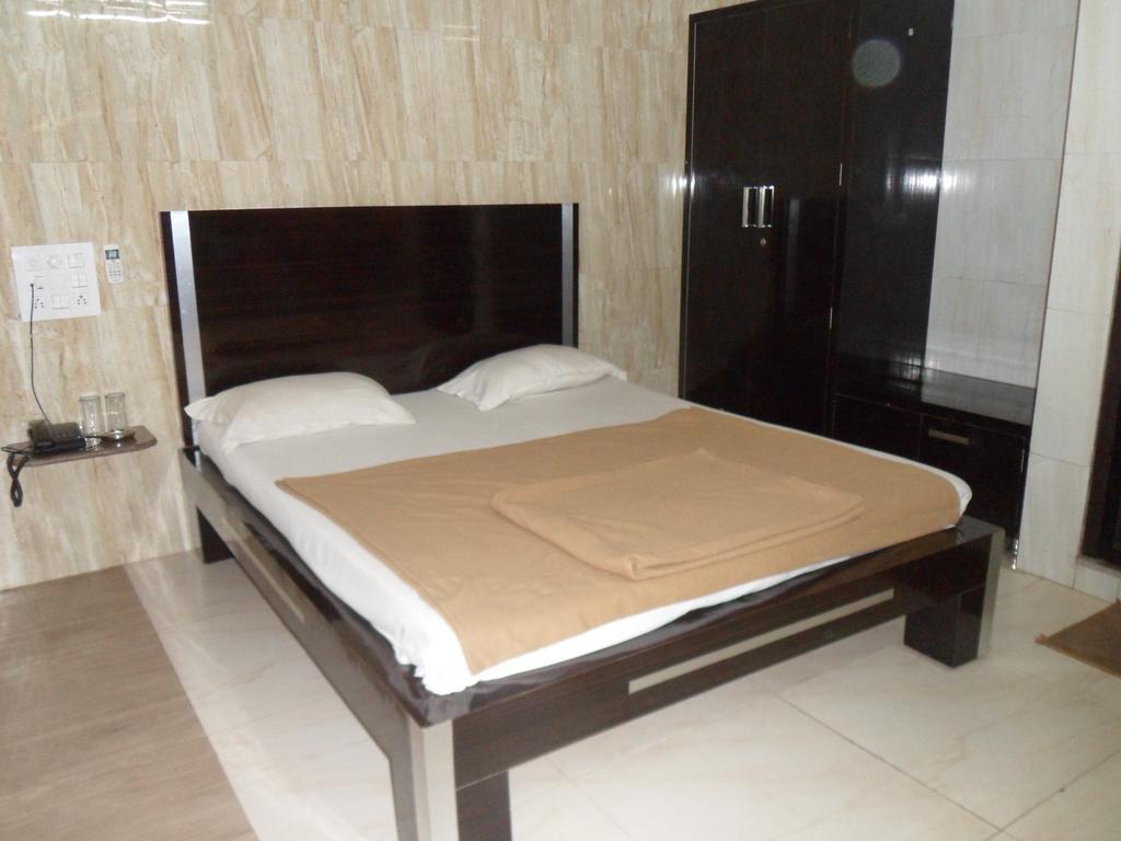 Hotel Jasmine 阿穆达巴 外观 照片